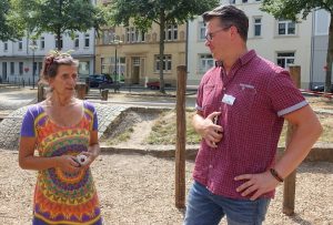 Hochbeet-Patin Sandra Cech im Gespräch mit Frank Plaß von GrünBau