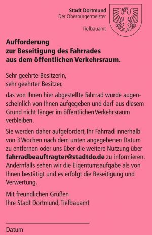 Mit Aufklebern mit diesem Text markiert die Stadt die herrenlosen Fahrräder.