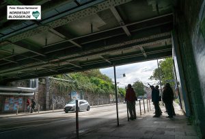 Spaziergang zu den historischen Eisenbahn-Stahlbrücken. Unter Brücken