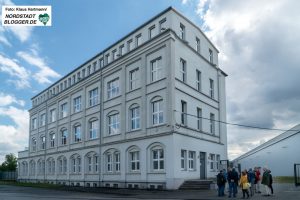 Spaziergang zu den historischen Eisenbahn-Stahlbrücken. Historische Gebäude Dortmunder Stahlbaufirmen auf dem Gelände an der Weißenburger Straße. Verwaltungsgebäud e der Fa. Klönne