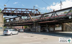 Spaziergang zu den historischen Eisenbahn-Stahlbrücken. Panorama der Brückenanlage an der Oestermärsch / Gronaustraße