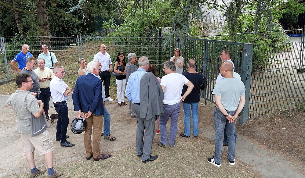 Am Sonnensegel, eine komplizierte Baustelle. Die CDU-Fraktion hört der Chefin des Westfalenparks zu. Fotos: Thomas Engel