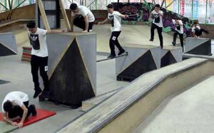 Beim Parkour-Training können sich die Kids so richtig austoben.