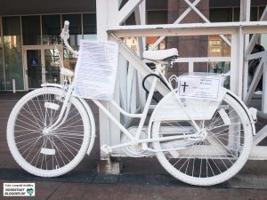 „Ghost Bikes“ erinnern an unverschuldet getötete RadfahrerInnen. Foto: Leopold Achilles