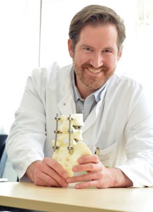 Dr. Kevin Tschöke ist der Direktor der Klinik für Wirbelsäulenchirurgie am Klinikum Dortmund.