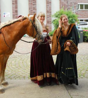 Die Gruppe „Equinitas" und ihr Pferd Winnie. 