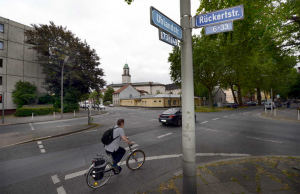 Die Stadt wollte die Ampeln einsparen uns setzte daher auf einen Kreisverkehr an der Kreuzung Uhlandstraße - Rückertstraße. 