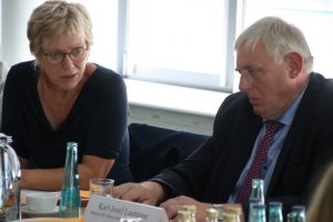 Die Jugenddezernentin spricht. Die Reaktion des Arbeitsministers war eher bescheiden.