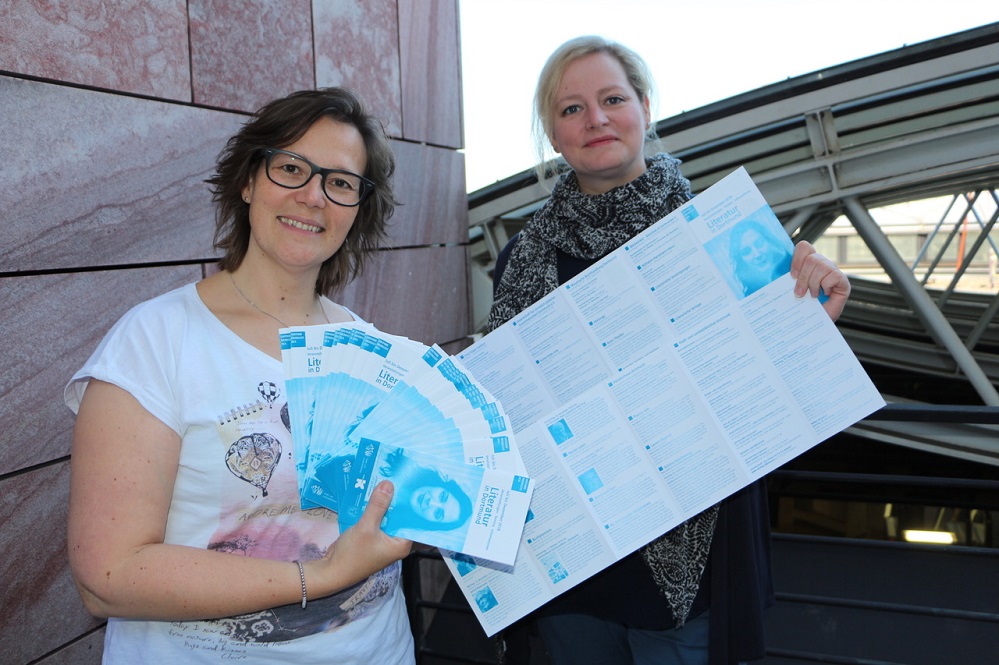 Claudia Vennes (Stadt- und Landesbibliothek) und Isabel Pfarre (Kulturbüro) präsentieren den neuen Literaturkalender „Literatur in Dortmund“ für das zweite Halbjahr 2018. Foto: Victoria Görg