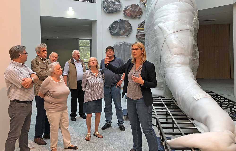 Museumsdirektorin Dr. Dr. Elke Möllmann (rechts) informierte die CDU-Besucher aus der Nordstadt über den Stand der Umbauarbeiten.