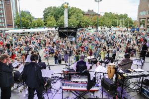 Macondito Deutschland Mit heißen Rhythmen und purer Lebensfreude starten wir in das diesjährige MICRO!FESTIVAL. „Macondito“ zählt zu den bekanntesten und besten Salsa-Acts in Deutschland. Der kubanische Sänger Osvaldo Fajardo macht durch seine außergewöhnliche Stimme die fantastischen Arrangements der Band zu einem echten Salsa-Erlebnis à la cubana.