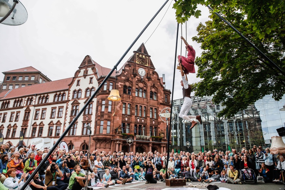 Die Maiers Deutschland Herr und Frau Maier sind eigentlich ein ganz normales Ehepaar. Doch irgendwie geraten sie immer wieder in ausweglose, unangenehme und vor allem peinliche Situationen. Eine Trapez Show mit Witz, Erotik und charmanter Naivität.