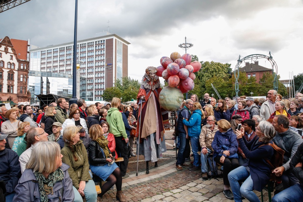 TEATRO SÓ Deutschland/ Portugal Die Liebe eines alten Paares nach einem langen gemeinsamen Leben und die Kraft der Erinnerung, in der diese Liebe auch nach dem Tod weiterlebt. In einer feinsinnigen Verbindung aus Masken- und Körpertheater, Artistik und bildender Kunst hebt „TEATRO SÓ“ die Zartheit des Mensch-Seins hervor. Ein bildhaftes Theater voller Emotionen und visueller Poesie.