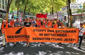 Rund 700 Menschen setzten in der Dortmunder City ein bewegendes Zeichen für Seenotrettung. Fotos: Alex Völkel