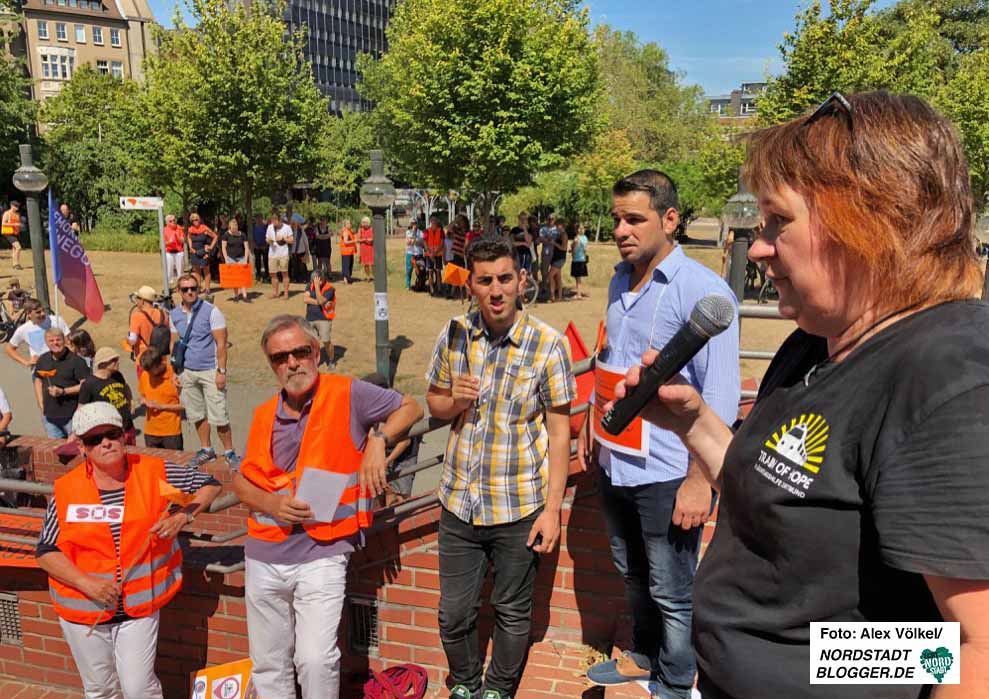 Karin Assion von „Train of Hope“ machtedle unsicheren „Rettungswesten“ aufmerksam.