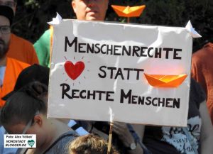 Die „Seebrücke“ fordert Solidarität und Humanität.