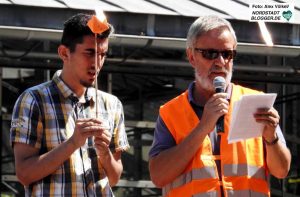 Flüchtlingspate Heinz Herwig lieh Ahmad seine Stimme und trug den Leidensweg des syrischen Flüchtlings vor, dessen Bruder im Mittelmeer starb.