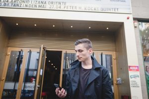 Peter Köcke vor dem domicil Dortmund. Er ist der Organisator des „cargo:JAZZ-Festival“.