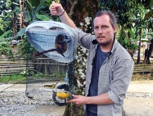 Marcel Stawinoga bei der Beschlagnahmung eines Plumploris in Bukit Lawang (Nordsumatra).