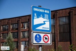 Der Radweg führt direkt an der Emscher am ehemaligen HSP-Gelände vorbei.