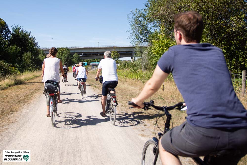 Der Radweg führt direkt an der Emscher am ehemaligen HSP-Gelände vorbei.