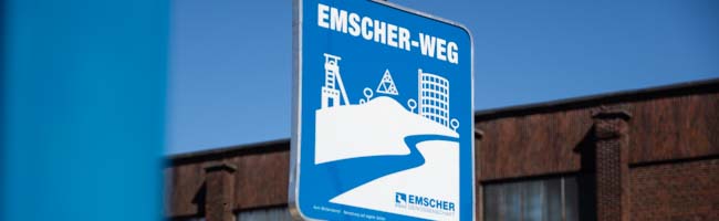 Der Radweg führt direkt an der Emscher am ehemaligen HSP-Gelände vorbei.