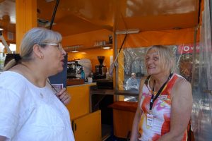 Trans CSD Mandy Balczak und Monika Hüggenberg am Kaffeestand von Christina Ernst