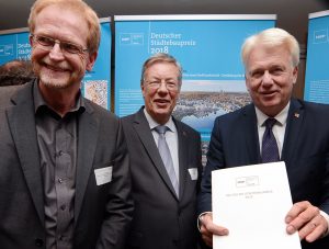 OB Ullrich Sierau, Amtsvorgänger Dr. Gerhard Langemeyer und Planungsdezernent Ludger Wilde (von rechts) freuen sich über den Preis.