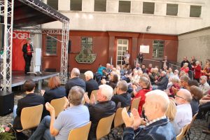 Gut besucht war die Gedenkveranstaltung im Innhof der Steinwache. Fotos: Karsten Wickern