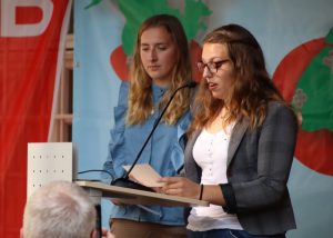 Botschafterinnen der Erinnerung Joyce Schröder und Leonora Ahmetaj.