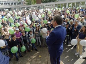 Laschet inmitten von SchülerInnen des STG.