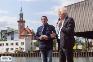 Ulrich Sierau und Uwe Büscher eröffneten gemeinsam den Hafenspaziergang am Umschlagplatz.