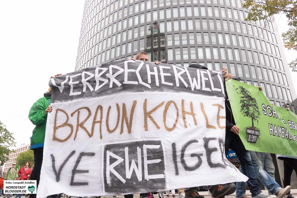 Die Klima- und UmweltschützerInnen prangern den Stromkonzern RWE an. Foto: Leopold Achilles