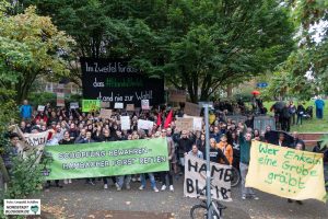 „Im Zweifel für das Kapital, dass #Hambibleibt stand nie zur Wahl“ steht auf dem großen Transparent am Stadtgarten in Dortmund.