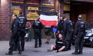 Beim Demokratiefest in Dorstfeld griffen die Beamten durch. Bei der Nazi-Demo gegen Polizeiwillkür hielten sie sich zurück. Und doch könnten die verbalen Ausschreitungen, das Verwenden verfassungswidriger Symbole und das Entzünden von Bengalos noch Folgen haben.