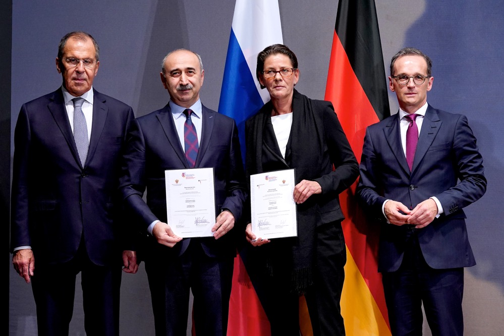 Die Außenminister Sergej Lawrow (li.) und Heiko Maas (re.) überreichten die Auszeichnung an Birgit Jörder (Dortmund) und Sergej Sukhariev (Rostov am Don).