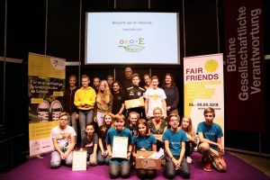 Auf der FAIR FRIENDS wurden 2018 erstmals „Nachhaltige Gründerschulen“ ausgezeichnet. Die Ehrung, vergeben von StartGreen@School, erhielten drei Schulen aus Nordrhein-Westfalen, Sachsen und Baden-Württemberg für ihr Engagement im Bereich wirtschaftliche Bildung für Nachhaltige Entwicklung. Dazu gehören: FUNFOOD der Oberschule Weißig aus Dresden (Sachsen); #changemaker des Friedrich-v.-Alberti-Gymnasiums aus Bad Friedrichshall (Baden-Württemberg) und Öko-E eSG der Gesamtschule Windeck (Nordrhein-Westfalen). Foto: Westfalenhallen Dortmund GmbH/Foto: Anja Cord