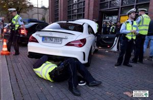 Ist das Auto zu laut: Beamte sahen und hörten in der Nordstadt genau hin.