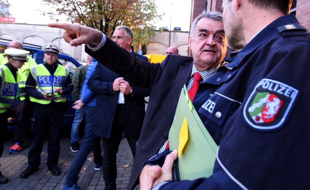 NRW-Innenminister Herbert Reul hat der Clan-Kriminalität den Kampf angesagt. Fotos: Alex Völkel