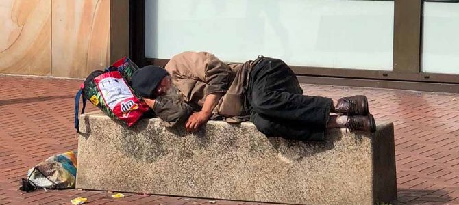 Obdachlosigkeit ist in Dortmund allgegenwärtig - so wie hier auf dem Steinplatz. Foto: Alex Völkel