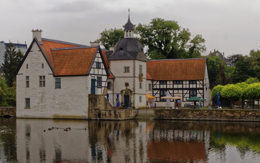 Das denkmalgeschützte Wasserschloss in Aplerbeck wird jetzt von der VHS auch für Ausstellungen genutzt. Fotos: Roland Klecker/ dofoto.de