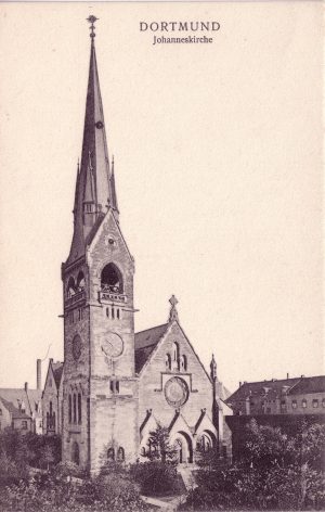 Von der alten Johannes-Kirche an der Ecke Born- /Jägerstraße steht heute nur noch der Kirchturm. Ansichtskarte um 1910 (Sammlung Klaus Winter)