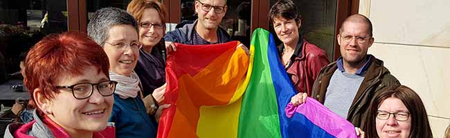 Anlässlich des diesjährigen Coming Out Tages zeigt das ColouraDo-Netzwerk Flagge. Foto: Stadt Dortmund