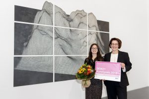 Förderpreisträgern Beatrice Richter mit Heike Heim, Vorsitzende der DEW21-Geschäftsführung, vor einem Werk der Kunstpreisträgerin Lena von Goedeke