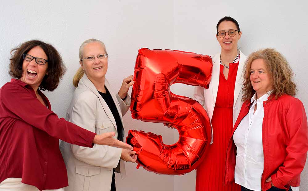 DONNA Vorstand feiert fünfjähriges Bestehen. V. l. n. r.: Beate Fleck, Barbara Frien, Dorthe Möritz, Elke Greiff-Gossen. Foto: Petra Garbade, DONNA e.V.