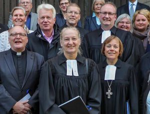 Superintendentin Heike Proske im Kreis von Gästen zu ihrer Einführung in St. Reinoldi: v.l.: Propst Andreas Coersmeier, OB Ullrich Sierau, der Stader Landessuperintendent Hans Christian Brandy, Stellv. Superintendent Michael Stache, Präses Annette Kurschus sowie Mitglieder des Kreissynodalvorstands.