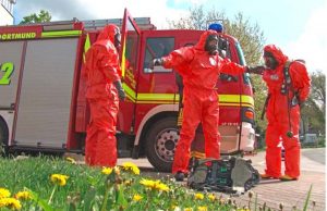 Einsatzkräfte in Schutzanzügen. Foto: Feuerwehr Dortmund