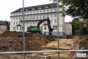 Zunächst erfolgen die Erd- und Vorbereitungsarbeiten für den Neubau im bisherigen Gartenbereich.