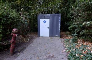 Bislang gibt es im Hoeschpark nur eine behindertengerechte Toilette in einem Außencontainer. 