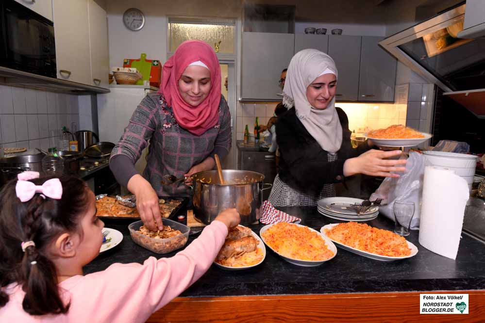 Gemeinsam wird gekocht und redet - Integration geht halt durch den Magen. Fotos: Alex Völkel
